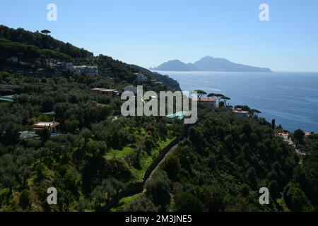 Ein Blick auf die Insel Capri, aus der Gegend Massa Lubrense in Kampanien, in der Nähe von Sorrent und der Amalfiküste, Südwesten Italiens. Stockfoto