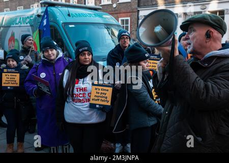 London, Großbritannien. 15.. Dezember 2022. Ein Mitarbeiter der Communication Workers Union (CWU) spricht Krankenschwestern an einer offiziellen Streikpostenlinie vor dem Great Ormond Street Hospital an. Krankenschwestern in England, Wales und Nordirland vom Royal College of Nursing (RCN) haben an dem ersten von zwei 12-Stunden-Streiks über Lohn und Arbeitsbedingungen teilgenommen, dem ersten solchen Massengang von Krankenschwestern seit einem Jahrhundert. Kredit: Mark Kerrison/Alamy Live News Stockfoto