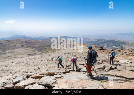 Eine Gruppe von Wanderer, die die Sierra Nevada Gebirgskette am Pico Veleta in Andalusien, Spanien, erkunden Stockfoto