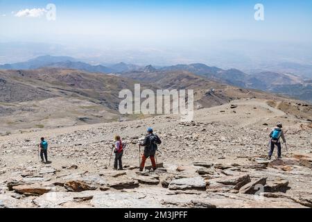 Eine Gruppe von Wanderer, die die Sierra Nevada Gebirgskette am Pico Veleta in Andalusien, Spanien, erkunden Stockfoto