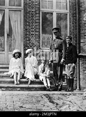 König Albert von Belgien mit seiner Familie, der Königin Elizabeth, ihrer Tochter Prinzessin Marie Jose (links), Prinz Charles, Graf von Flandern (Mitte) und Prinz Leopold, Herzog von Brabant (rechts). Als Volksfigur widersetzte sich der König als Befehlshaber der belgischen Armee der deutschen Invasion von 1914, die es den britischen und französischen Armeen ermöglichte, sich auf die Schlacht an der Marne vorzubereiten, und verweigerte Deutschland einen schnellen und entscheidenden Sieg. November 20. 1915 Stockfoto