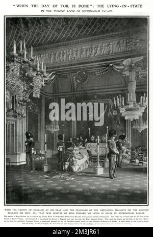 Edward VII liegt im Staat im Thronsaal, Buckingham Palace. Vier Grenadier bewachten den Sarg. Der Sarg war bedeckt mit der Ballerinie, die bei der Beerdigung von Königin Victoria benutzt wurde. An der Spitze stand die Krone von England und in der Nähe war der Kings Diamond Garter. Datum: Mai 1910 Stockfoto