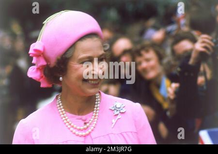 Königin Elizabeth II., eine Vision in Pink, strahlt, während sie von Menschenmassen auf einem königlichen Rundgang in London zum Silbernen Jubiläum 1977 begrüßt wird. Datum: 1977 Stockfoto