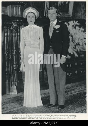 H.R.H der Herzog von Windsor (ehemaliger König Edward VIII) nach seiner Abdankung im Dezember 1936 an Frau Wallis Warfield, ein Foto des Paares am Tag vor ihrer Hochzeit im Musikzimmer des Chateau de Cande, nahe Tours in Frankreich, wo die Hochzeitsfeier der Kirche von England stattfand. Die Herzogin trug ein zweiteiliges Crepe-Kleid in Pulverblau, auch bekannt als „Wallis Blue“, mit Halo-Hut der gleichen Farbe und Saphir- und Diamantschmuck. Datum: 3.. Juni 1937 Stockfoto