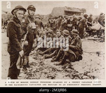 Eine Gruppe deutscher Gefangener, bewacht von einem kanadischen Soldaten, in der Normandie, Juni 1944. Im Hintergrund sind Verletzte sichtbar, die zu einer Notfall-Verbandstation gebracht werden. Foto kurz nach der Invasion der Alliierten in der Normandie am D-Day, 6.. Juni. Datum: Juni 1944 Stockfoto