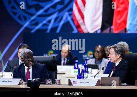 Washington, Usa. 15.. Dezember 2022. USA Außenminister Tony Blinken, rechts, unterhält sich während der ersten Plenarsitzung des Gipfels der Staats- und Regierungschefs der USA im Walter Washington Convention Center am 15. Dezember 2022 in Washington, DC. Kredit: Ben Solomon/US State Department/Alamy Live News Stockfoto