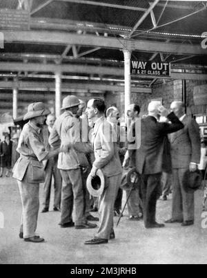 Der Prinz von Wales in seiner Safari-Ausrüstung. Der Prinz kehrte früh von einer Afrikanreise zurück, als er die Nachricht von König George V. im Jahr 1928 erhielt. Edward, geboren 1894, war Georges ältester Sohn. Er ist 1936 Nachfolger seines Vaters, aber kurz darauf hat er abgesagt, um den Scheidungsmann‚e, Wallis Simpson, zu heiraten. Stockfoto