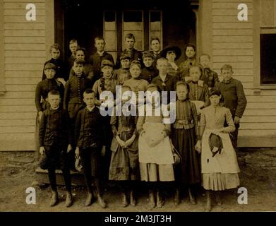 Old Village School unidentifiziertes Klassenbild, Schulen, Schulkinder, Schüler, Lehrer Stockfoto