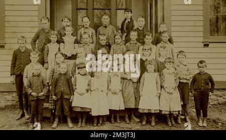 Old Village School unidentifiziertes Klassenbild, Schulen, Schulkinder, Schüler, Lehrer Stockfoto