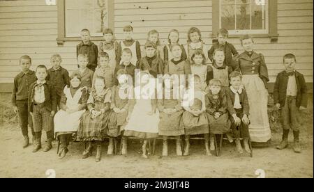 Old Village School unidentifiziertes Klassenbild, Schulen, Schulkinder, Schüler, Lehrer Stockfoto