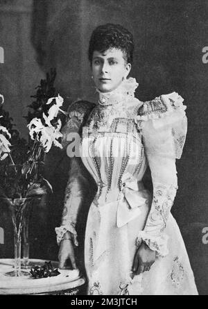 Queen Mary (1867 - 1953), Queen Consort zu George V., allgemein bekannt als Prinzessin May of Teck. Geboren im Kensington Palace, London, war sie die einzige Tochter von Francis, Herzog von Teck und Prinzessin Mary Adelaide von Cambridge. Ursprünglich nahm sie einen Heiratsantrag von Georges älterem Bruder Albert Victor an, aber nach seinem Tod an Lungenentzündung nur sechs Wochen später heiratete sie den Herzog von York im Jahr 1893. Zusammen hatten sie eine Tochter und fünf Söhne, darunter der zukünftige Edward VIII und George VI 1910 Stockfoto