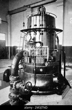 Foto einer Curtis Vertical Turbine im Kraftwerk der British Thomson-Houston Company, Rugby, Februar 1904. Die von Curtis, einem New Yorker Ingenieur, entworfene Turbine Unterschied sich von früheren Parsons Turbinen durch eine vertikale statt einer horizontalen Welle. 1904 Stockfoto