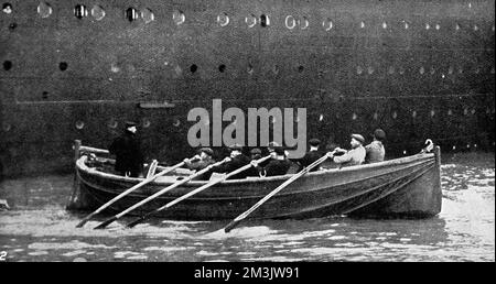 Die Crew der „Olympischen“ rudert eines der Rettungsboote des Schiffes Stockfoto