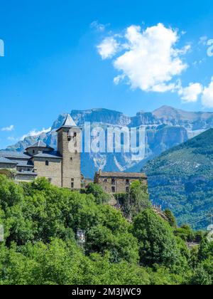 Ein vertikales Bild einer alten Burg über einem Berg, umgeben von Grün unter blauem Himmel Stockfoto
