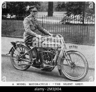 Ein Armeeoffizier sitzt auf einem "Silent Grey" Harley Davidson Stockfoto