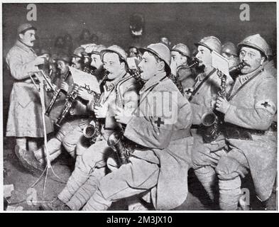 Tagsüber sind diese französischen Soldaten Bahren Stockfoto