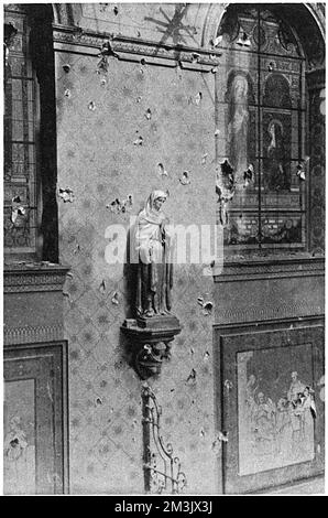 Einschusslöcher in den Wänden und Fenstern eines Ypern-Klosters Stockfoto