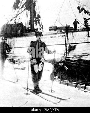 Foto von Konteradmiral Richard Byrd (1888-1957), der von seinem Polarschiff „City of New York“, c.1929, auf Skiern unterwegs ist. Admiral Byrd unternahm eine Reihe von Expeditionen in die Polarregionen und war der erste, der sowohl den Nord- als auch den Südpol überflog. Datum: 1930 Stockfoto