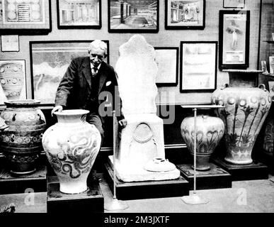 Foto von Sir Arthur Evans (1851-1941), dem englischen Archäologen, der kretische Ausstellungen für eine Ausstellung im Burlington House, London, 1936 arrangiert. Datum: 1936 Stockfoto