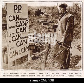 Ein Zettel auf einer Tankstelle und ein alliierter Soldat, an der Front der Fünften Armee nahe Cassino, Italien, Februar 1944. Zwischen Januar und Mai 1944 wurden die Stadt Cassino und das Benediktinerkloster Monte Cassino vollständig zerstört, als die alliierte Fünfte Armee versuchte, die Besatzungstruppen der Nazis aus ihrer starken Verteidigungsposition in der Region zu drängen. Stockfoto