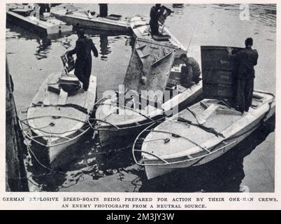 Eine Gruppe deutscher explosiver Schnellboote, die bereit sind, die alliierten Schiffe anzugreifen. Dieses Foto wurde vom Nazi-Propagandadienst zur Verfügung gestellt, so dass weder angegeben wurde, wo und wann das Foto aufgenommen wurde; es wurde wahrscheinlich Ende 1944 an der Küste Hollands oder Deutschlands aufgenommen. Stockfoto
