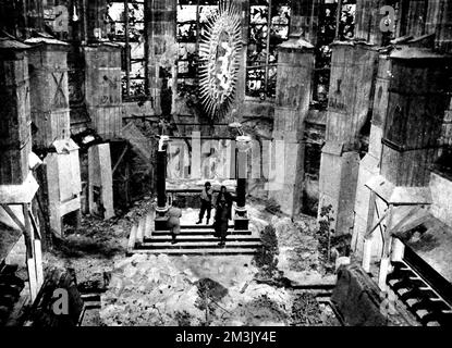 Foto des Innenraums des Doms von Aachen, Deutschland, nach dem Kampf zwischen der deutschen und der alliierten Armee, Oktober 1944. Dieser Blick auf den zerstörten Altar zeigt die wenigen verbliebenen Glassplitter in den Fenstern und die Schutt-Haufen im Schiff. Adolf Hitler, der deutsche Führer, gab den Befehl, in Aachen "keine Kapitulation" zu geben, was die Schlacht, die dort wütete, besonders brutal und zerstörerisch machte. Datum: 1944 Stockfoto