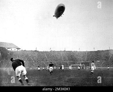 Der Graf Zeppelin über Wembley während des F.A. Cup Finales, Stockfoto