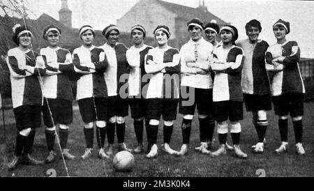 Das Frauenfußballteam der Sterling Company, 1917. Stockfoto