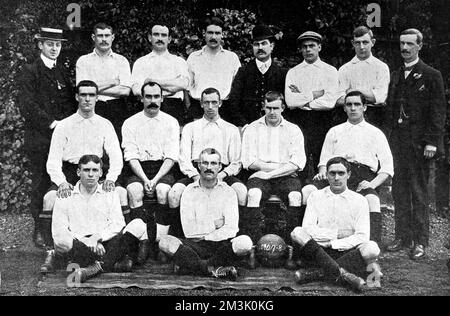 Foto des Fußballteams der Wolverhampton Wanderers in der Saison 1907-1908. Die abgebildeten Spieler sind: Hintere Reihe, von links nach rechts: W. Shepherd (Regisseur), W. Wooldridge (Kapitän), J. Jones, K. Hunt, J. Addinbroke Lee (Sekretär), T. Lunn, Harrison, A.J. Evans (Vorsitzender). Mittlere Reihe, von links nach rechts: Ward, Hedley, J.H. Jones, Radford, Pedley. Erste Reihe, von links nach rechts: Bishop, Collins, Shelton. Datum: 1908 Stockfoto