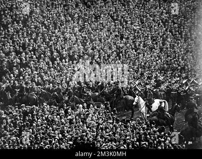 Das Publikum, die Band und die Polizei beim Finale des F.A. Cups 1923 Stockfoto