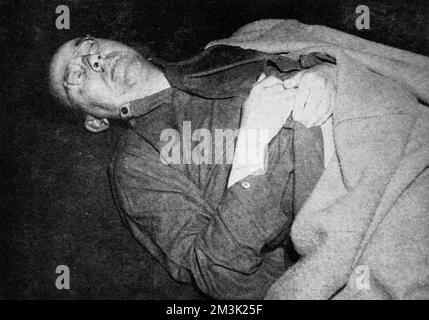 Foto mit der Leiche von Heinrich Himmler (1900-1945), dem deutschen Nazi-Führer und Polizeichef, kurz nachdem er im Mai 1945 in einer Villa in Lüneburg Selbstmord begangen hatte. Er trägt Britische Armeekleidung, die ihm bei seiner Gefangennahme ausgestellt worden war. Datum: 1945 Stockfoto