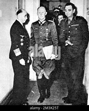 Das Foto zeigt General Gustav Jodl (Zentrum), den Nazi-Stabschef, kurz vor seiner Unterzeichnung der bedingungslosen Kapitulation Deutschlands zur Beendigung des Zweiten Weltkriegs in Europa 1945. Diese Kapitulation fand am 7.. Mai dieses Jahres in der Obersten Hauptquartier der Alliierten Expeditionstruppe in Reims in Frankreich statt. Datum: 1945 Stockfoto