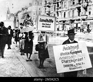 Die erste Parade in Berlin nach dem Zweiten Weltkrieg 1945 Stockfoto