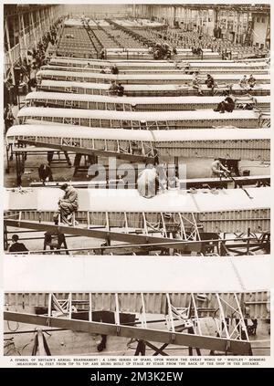 Ein riesiger Raum mit Whitley Bombers in Armstrong Whitworth in Coventry. Männer, die in der Ferne auf der Bühne von hinten nach vorn arbeiten, auf den langen Flügeln, die sich 84 Meter von der Spitze bis zur Spitze erstrecken. Stockfoto