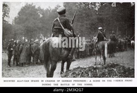 Französisch-algerische Spahis auf dem Pferderücken, die deutsche Soldaten bewachen, die während der Schlacht an der Somme gefangen genommen wurden. Stockfoto