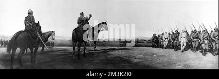 General Sarrail, mit erhobenem Kepi-Hut, salutierte eine Einheit russischer Soldaten, während die alliierte Armee des Balkans einen marsch hielt, um die Festnahme der Stadt Monastir 1916 zu feiern. Datum: 1916 Stockfoto
