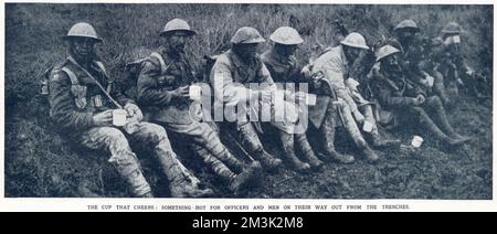 Eine Gruppe britischer Soldaten, die sich ausruhen und eine Tasse Tee trinken, nachdem sie die Frontlinie der Gräben verlassen haben; Westfront irgendwo in Frankreich. Stockfoto