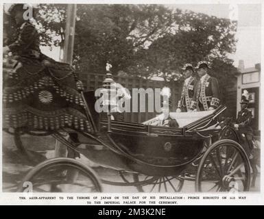 Prinz Hirohito (1901 - 1989), in seiner Kutsche auf dem Weg zur offiziellen Einsetzung als Thronerbe, 3. November 1916. Der älteste Sohn von Kaiser Taisho, wurde im Jahr 1926 der 124. Kaiser von Japan, nach dem Tod seines Vaters. Stockfoto