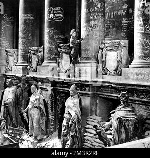 Britischer Soldat, der kurz nach dem Ende des Zweiten Weltkriegs in Europa, Juli 1945, eine Botschaft an die Mauern des Deutschen Reichstags setzt. Der größte Teil der auf diesem Bild sichtbaren Graffiti wurde von den siegreichen russischen Soldaten erschaffen, nachdem sie den letzten Nazi-Widerstand in Berlin niedergeschlagen hatten. Stockfoto