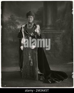 Königin Mary, zuvor Prinzessin Mai von Teck (1867 - 1953), trug Bademäntel des Hosenordens. 1891 heiratete sie den Herzog von York, der König George V. von Großbritannien und Nordirland wurde (1865-1936). Stockfoto