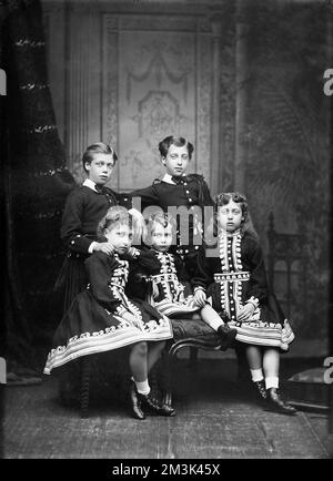 Fotografie der fünf Kinder von Edward VII und Königin Alexandra, aufgenommen, während Edward noch Prinz von Wales war. Die Kinder von links sind: Der Herzog von York (später George V), Louise, die Prinzessin Royal (später Herzogin von Fife), Königin Maud von Norwegen, Albert Victor, Herzog von Clarence und Prinzessin Victoria. Stockfoto