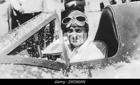 Sir Malcolm Campbell (1885 - 1948), englischer Auto- und Schnellbootfahrer, im Cockpit von „Bluebird“ nach einem seiner Rekordläufe auf den Utah Salt Flats im Jahr 1935 abgebildet. 1935 Stockfoto