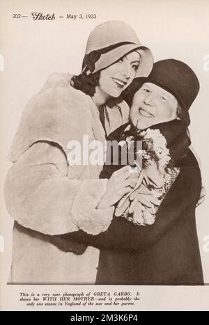 Ein seltenes Porträt von Greta Garbo und ihrer Mutter. Greta Garbo wurde in Stockholm geboren und wurde während des Studiums an der Dramatischschule des Königlichen Theaters vom schwedischen Regisseur Mauritz Stiller „besetzt“. Ihr erster Hollywood-Film war "The Temptress" 1926. Zu ihren weiteren Erfolgen zählen „Königin Christina“ (1933), „Anna Karenina“ (1935) und „Ninotschka“ (1939). Sie zog sich 1941 aus dem Film zurück, nachdem sie schlechte Kritiken für "zweigesichtige Frau" erhalten hatte. Sie lebte den Rest ihres Lebens als Einsiedlerin in New York. 1933 Stockfoto
