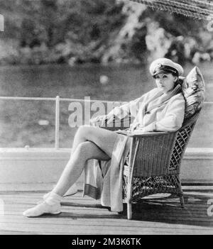 Ein Porträt von Greta Garbo auf ihrer Yacht vor Catalina Island. Greta Garbo wurde in Stockholm geboren und wurde während des Studiums an der Dramatischschule des Königlichen Theaters vom schwedischen Regisseur Mauritz Stiller „besetzt“. Ihr erster Hollywood-Film war "The Temptress" 1926. Zu ihren weiteren Erfolgen zählen „Königin Christie“ (1930), „Anna Karenina“ (1935) und „Ninotschka“ (1939). Sie zog sich 1941 aus dem Film zurück, nachdem sie schlechte Kritiken für eine "zweigesichtige Frau" erhielt, die den Rest ihres Lebens als Einsiedlerin in New York verbrachte. Datum: 31.. Juli 1929 Stockfoto