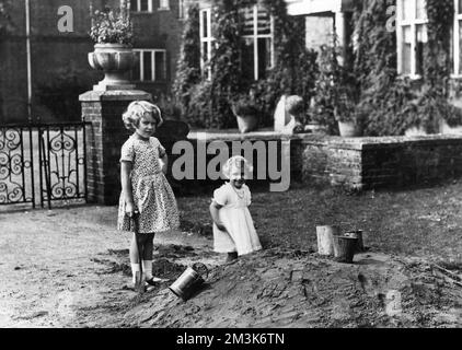 Prinzessin Elizabeth und Prinzessin Margaret graben Stockfoto