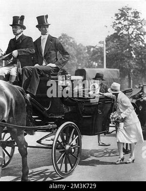 Prinzessin Elizabeth erhält einen Rosenstrauß. Stockfoto