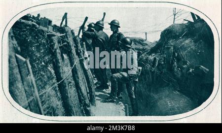 Russische Soldaten besetzten einen Graben in Frankreich während der Schlacht an der Somme. Datum: 1916 Stockfoto