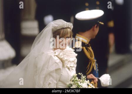 Ein Foto von Prinz Charles mit seiner Braut, der Prinzessin von Wales (ehemals Lady Diana Spencer). Die Straßen Londons säumen mit 60000 Menschen, um die Zeremonie am 29.. Juli 1981 zu sehen. Datum: 29.. Juli 1981 Stockfoto