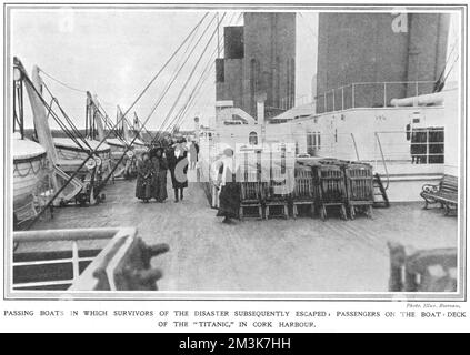 Ein Foto von Passagieren auf dem Bootsdeck der Titanic, während sie im Hafen von Cork, Irland, festgemacht sind. Datum: 20.. April 1912 Stockfoto