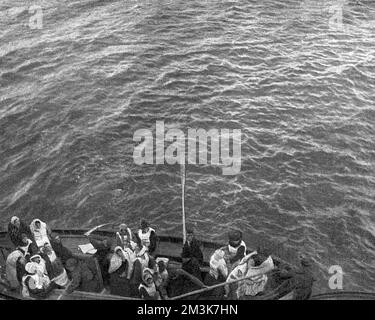 Überlebende von der Katastrophe der Titanic in Rettungsbooten Stockfoto